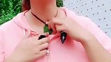 美女自己DIY绿宝石项链，看一次笑一次