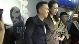 甄子丹和妻子庆祝订婚18周年 穿情侣装跳劲歌辣舞