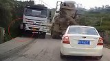 男子处在大货车盲区内，求生欲让他拼命奔跑！