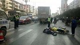 悲剧！客车违规掉头撞上超速摩托车 一人当场死亡