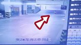 幼童独自一人在车库，被车辆卷入车底，监控拍下惊魂一刻