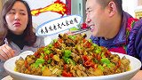 4斤公鸡1斤辣,小厨做“麻辣尖椒鸡”夫妻俩边吃边聊,媳妇不开