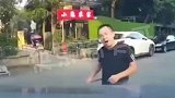 男子持棍打砸轿车玻璃，车主忍无可忍选择还击