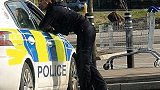 英国：两警员在巡逻车中接吻20分钟，被民众投诉