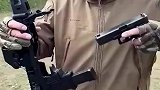 一招将手枪变成双握把步枪，好怕他给自己肚子一枪