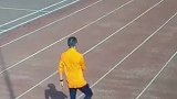 江苏南京：小伙跑道热身被“追尾”，网友：瞄的还挺准