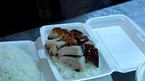 香港闹市烧腊盒饭摊，每天一到饭点就非常火爆，很多人排队买！