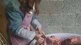 娘家杀猪了，女子趁着亲妈不注意，偷拿一块塞兜里！