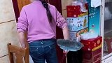 狗子跑进客人的包房，被主人拿扫把赶出来