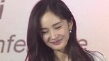 杨幂穿粉色卫衣配白色运动短裤秀白皙美腿