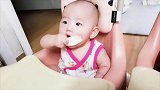 小宝宝第一次自己拿东西吃，都不懂怎么放进嘴里，萌化了！