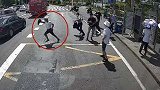 海南海口：抓住他！乘客手机被盗，公交司机下车狂追