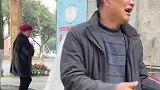哑巴大叔向路人哭诉配钥匙机器被偷