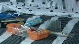再婚姑娘没钱去隔壁蹭饭，上来就吃没拿自己当外人，邻居都懵了