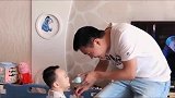 妈妈不在家，爸爸这样给孩子喂水，这爸爸是亲生的吗，厉害了