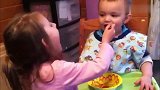 小女孩模仿妈妈喂宝宝吃饭，全家笑翻了