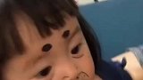妹妹被姐姐画满了脸