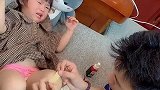 有哥哥的妹妹最幸福，妹妹膝盖受伤了，擦完药水后心疼的把妹妹