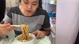 早餐要吃好，来一份芝麻酱拌面，再配上一份汤，安逸