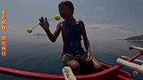 菲律宾小男孩不一样的钓鱼方法
