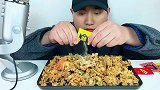 吃青岛脂渣，听脆脆的声音！