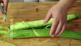 炒丝瓜很多人直接下锅，难怪丝瓜发黑又出水，大厨教饭店好吃做法