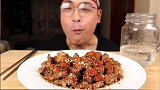 不就是吃孜然羊肉吗，大哥你至于嘚瑟成这样吗