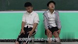女同学教全班礼仪，同学们的仪态一个比一个逗