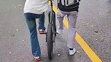 当代大学生日常，骑着自行车兜风