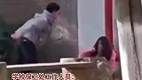 学校里一对情侣发生矛盾，沟通不畅后男生在校园内拳打女友