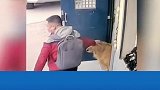 陌生男子路过总要抱一会金毛，然后偷偷落泪，背后故事令人泪目