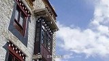 村民们盛装打扮，在田中放上百米大桌，一村子一起吃饭好热闹