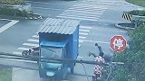 江苏一电三轮过路口被电瓶车撞击 离开现场后担全责还被处罚