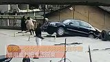 惊险一瞬！男子带老婆回乡误将油门当刹车 倒车冲下7米陡坡