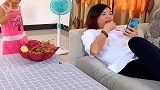 美女玩手机吃水果，不料竟被宝宝这样恶搞，真是人小鬼大！