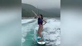 有点东西呀！大长腿的冲浪小姐姐 在大海里跳起了性感舞蹈