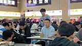 男生在食堂高喊呼吁大家天冷加衣，如此社牛的同学也不多了