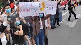 消防员撤离石棉群众举牌送别