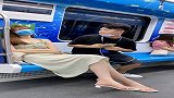 帅哥看到美女，摘掉口罩后，居然被嫌弃！