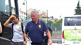 希丁克率领国奥到达球场 国奥小将面对强敌轻松上阵