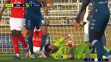 第84分钟尼姆球员阿里比射门 - 打偏