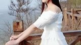 公园偶遇一甜美小姐姐，一身白色连衣裙，恍若仙子！