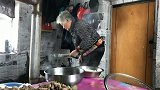 农民王小：老妈迷恋小炉子，捞饭炒3个菜，大女儿电话问好吃吗