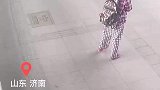 一名正等车的女乘客突发疾病，摔倒后昏迷不醒