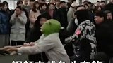 不讲武德！拔河比赛男生戴搞笑鱼头套试图干扰对方 结局让人意外