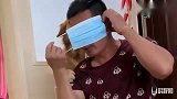 主人咳嗽金毛给主人拿口罩，被主人拒绝，金毛教训主人，逗