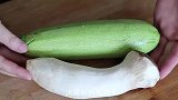 西葫芦怎样做好吃，农村媳妇教你1招，脆嫩爽口，养肝护肾超好吃