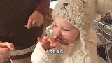 两个萌宝坐在购物车上不停试吃,这画面太可爱我可以看一天
