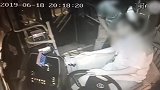 福建一男子挥拳怒击司机头部 公交车瞬间撞涵洞墙