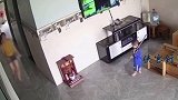 才走开一会，熊孩子把电视砸了…… 熊孩子